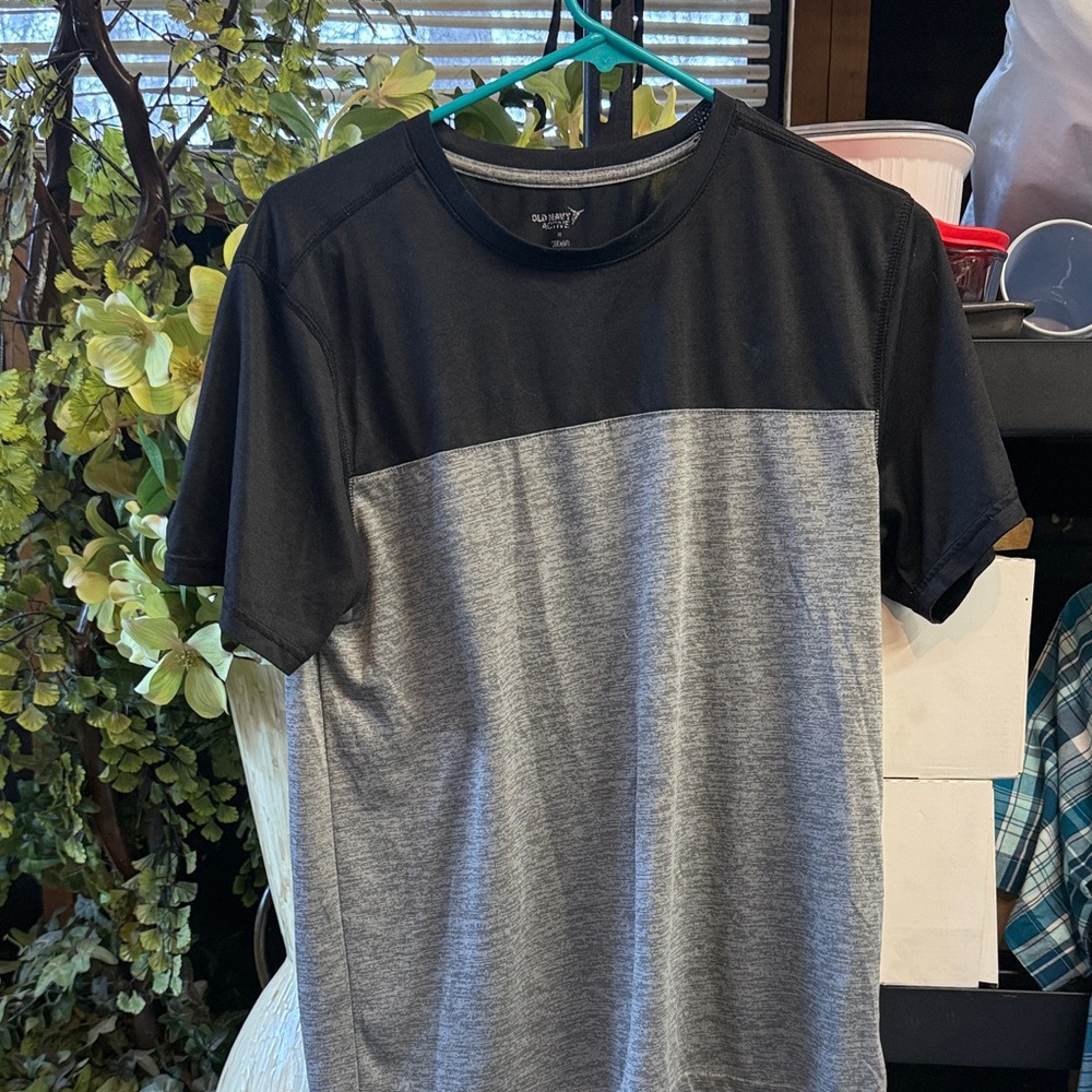 Old Navy Black and Gray Short Sleeve Tee